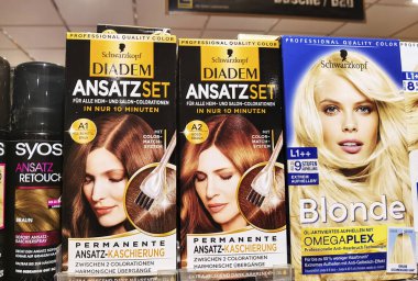 Berlin, Almanya - 22 Nisan 2021: Süpermarkette saç boyası paketleriyle dolu bir rafa bakın.