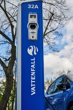 Berlin, Almanya - 8 Mayıs 2021: Elektrik sürücülü çevre dostu otomobiller için bir kamu şarj istasyonuna bakın.