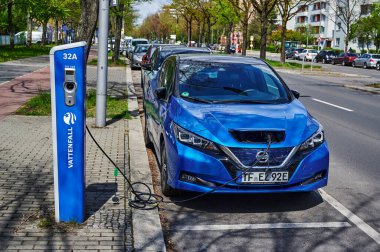 Berlin, Almanya - 8 Mayıs 2021: Elektrik sürücülü çevre dostu otomobiller için bir kamu şarj istasyonuna bakın.