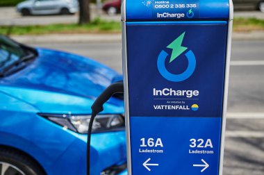 Berlin, Almanya - 8 Mayıs 2021: Elektrik sürücülü çevre dostu otomobiller için bir kamu şarj istasyonuna bakın.