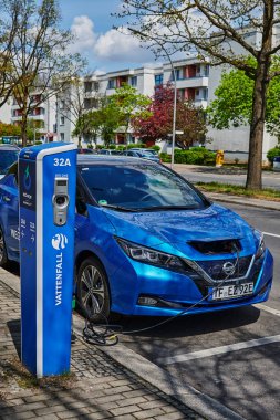 Berlin, Almanya - 8 Mayıs 2021: Elektrik sürücülü çevre dostu otomobiller için bir kamu şarj istasyonuna bakın.
