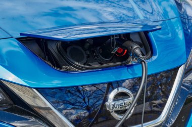 Berlin, Almanya - 8 Mayıs 2021: Halka açık şarj istasyonunda elektrik kullanan çevre dostu bir araca bakın.