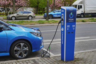 Berlin, Almanya - 8 Mayıs 2021: Elektrik sürücülü çevre dostu otomobiller için bir kamu şarj istasyonuna bakın.