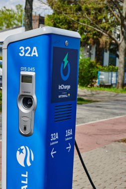 Berlin, Almanya - 8 Mayıs 2021: Elektrik sürücülü çevre dostu otomobiller için bir kamu şarj istasyonuna bakın.