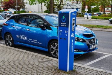 Berlin, Almanya - 8 Mayıs 2021: Elektrik sürücülü çevre dostu otomobiller için bir kamu şarj istasyonuna bakın.