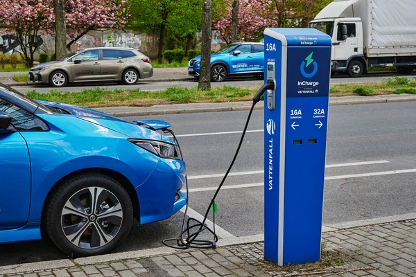 Berlin, Almanya - 8 Mayıs 2021: Elektrik sürücülü çevre dostu otomobiller için bir kamu şarj istasyonuna bakın.
