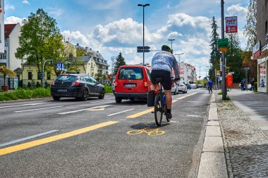 Berlin, Almanya - 8 Mayıs 2021 Berlin 'de bisikletçiyle sokak sahnesi. Döngü yolu, bisikletçilere trafikte daha fazla yer açmak için geçici olarak boyandı.
