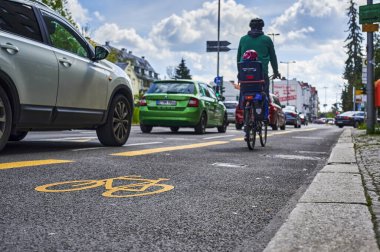Berlin, Almanya - 8 Mayıs 2021 Berlin 'de bisikletçiyle sokak sahnesi. Döngü yolu, bisikletçilere trafikte daha fazla yer açmak için geçici olarak boyandı.