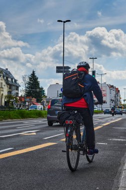 Berlin, Almanya - 8 Mayıs 2021 Berlin 'de bisikletçiyle sokak sahnesi. Döngü yolu, bisikletçilere trafikte daha fazla yer açmak için geçici olarak boyandı.