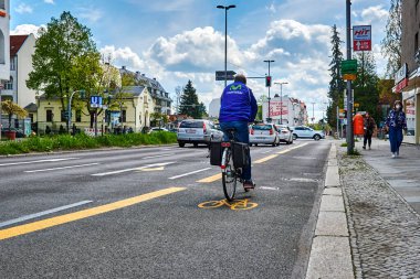 Berlin, Almanya - 8 Mayıs 2021 Berlin 'de bisikletçiyle sokak sahnesi. Döngü yolu, bisikletçilere trafikte daha fazla yer açmak için geçici olarak boyandı.