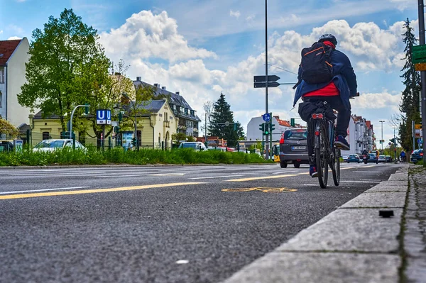 베를린 2021 베를린에서 자전거타기 자전거 노선은 자전거를 사람들에게 교통량을 늘리기 — 스톡 사진