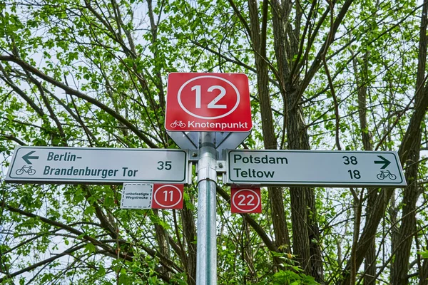 ベルリン ドイツ 2021年5月15日 様々な観光地とベルリンとブランデンブルクの間のベルリンの壁の歩道上のサイクリストのための情報サイン — ストック写真