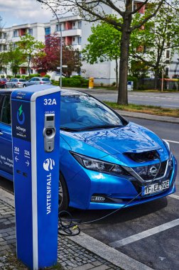 Berlin, Almanya - 8 Mayıs 2021: Elektrik sürücülü çevre dostu otomobiller için bir kamu şarj istasyonuna bakın.