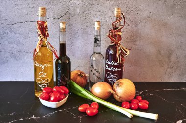 Berlin, Almanya - 5 Mart 2021: Taze malzemeli çeşitli balzamik ve portakal yağı gibi çeşitli yağlar.