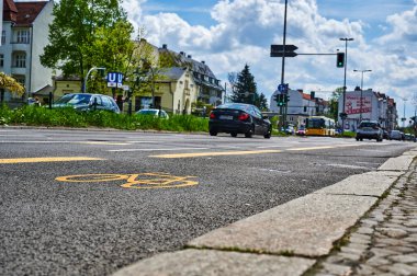 Berlin, Almanya - 8 Mayıs 2021 Berlin 'de geçici olarak boyanmış bisikletli sokak sahnesi. Odak noktası asfalttaki sarı bisiklet sembolü.. 