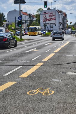 Berlin, Almanya - 8 Mayıs 2021 Berlin 'de geçici olarak boyanmış bisikletli sokak sahnesi. Odak noktası asfalttaki sarı bisiklet sembolü.. 