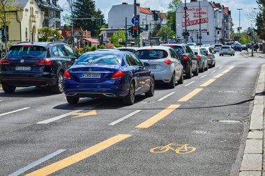 Berlin, Almanya - 8 Mayıs 2021 Berlin 'de geçici olarak boyanmış bisikletli sokak sahnesi. Odak noktası asfalttaki sarı bisiklet sembolü.. 