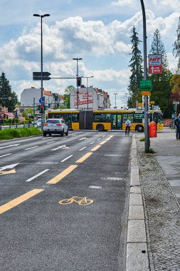 Berlin, Almanya - 8 Mayıs 2021 Berlin 'de geçici olarak boyanmış bisikletli sokak sahnesi. Odak noktası asfalttaki sarı bisiklet sembolü.. 