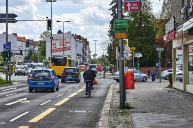 Berlin, Almanya - 8 Mayıs 2021 Berlin 'de geçici olarak boyanmış bisikletli sokak sahnesi. Odak noktası asfalttaki sarı bisiklet sembolü.. 