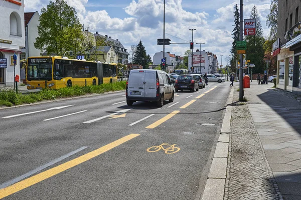 Berlin Niemcy Maja 2021 Scena Uliczna Czasowo Malowaną Ścieżką Rowerową — Zdjęcie stockowe