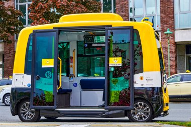 Berlin, Almanya - 28 Mayıs 2021: Berlin 'deki yerel toplu taşıma aracının deneysel kendi kendine sürüş minibüsü (BVG).