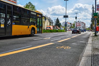 Berlin, Almanya - 8 Mayıs 2021 Berlin 'de geçici olarak boyanmış bisikletli sokak sahnesi. Odak noktası asfalttaki sarı bisiklet sembolü.. 