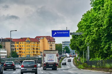 Berlin, Almanya - 28 Mayıs 2021: Trafiğin başladığı saatte çeşitli araçlarla Berlin A100 otobanı sahnesi.