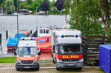 Berlin, Almanya - 27 Mayıs 2021: Berlin Havel nehri yakınlarındaki Alman Yaşam Kurtarma Derneği 'nin (DLRG) acil durum araçları. 
