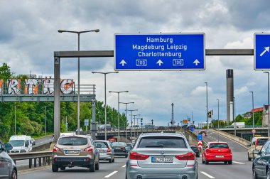 Berlin, Almanya - 27 Mayıs 2021: Trafiğin başladığı saatte çeşitli araçlarla Berlin A100 otoyolunda sahne.