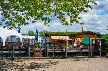 Berlin, Almanya - 21 Mayıs 2021: Berlin 'in Treptow ilçesindeki Spree nehrinin kıyısında Excursion restoranı.