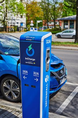 Berlin, Almanya - 8 Mayıs 2021: Elektrik sürücülü çevre dostu otomobiller için bir kamu şarj istasyonuna bakın.