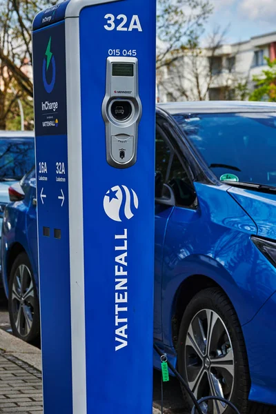 Berlin, Almanya - 8 Mayıs 2021: Elektrik sürücülü çevre dostu otomobiller için bir kamu şarj istasyonuna bakın.