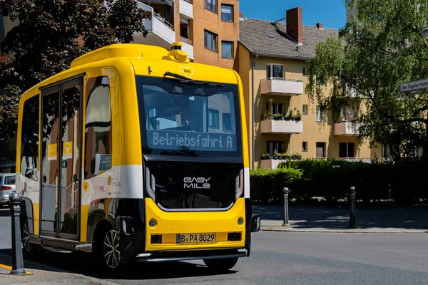 Berlin, Almanya - 31 Mayıs 2021: Berlin 'deki yerel toplu taşıma aracının deneysel kendi kendine sürüş minibüsü (BVG).