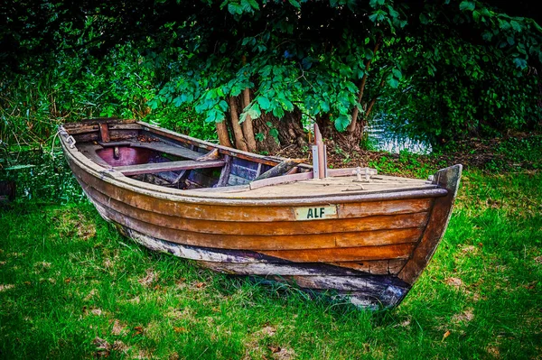 那艘废弃在草地上池塘边的旧木船 — 图库照片