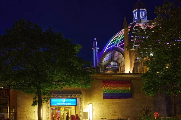 Berlin Juni 2021 Nachtaufnahme Bahnhof Nollendorfplatz Mit Regenbogenfarbener Kuppel Anlässlich — Stockfoto