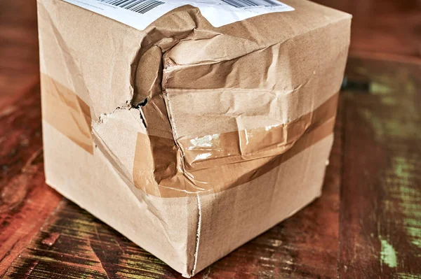 Kargoda hasar gören karton pakette çatlak ve göçükler var..