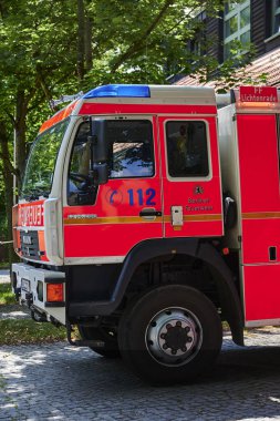 Berlin; Almanya - 26 Haziran 2021: Berlin gönüllü itfaiye birliğinin önündeki itfaiye istasyonuna bakın.