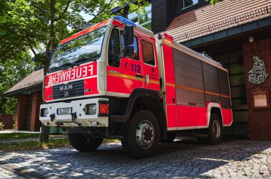 Berlin; Almanya - 26 Haziran 2021: Berlin gönüllü itfaiye birliğinin önündeki itfaiye istasyonuna bakın.