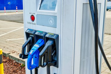 Berlin, Almanya - 26 Ocak 2021: Elektrik sürücülü çevre dostu otomobiller için bir kamu şarj istasyonuna bakın.