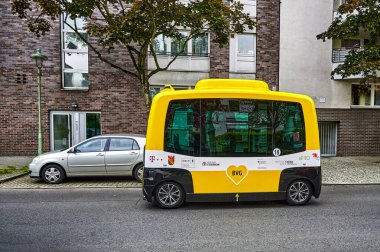 Berlin, Almanya - 28 Mayıs 2021: Berlin 'deki yerel toplu taşıma aracının deneysel kendi kendine sürüş minibüsü (BVG).