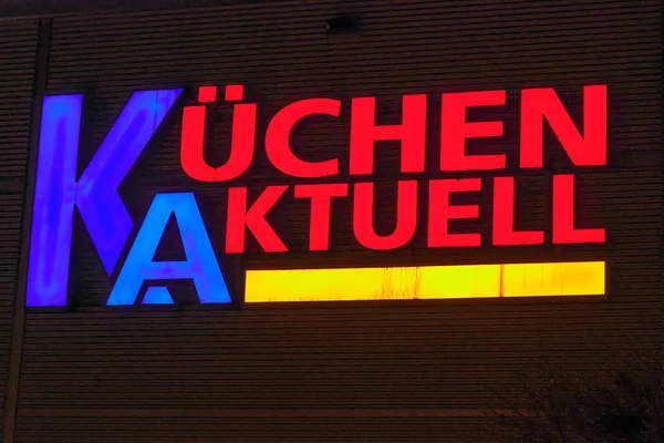 Berlín Německo Prosince 2020 Fasáda Kuchyňského Studia Neonovou Reklamou Večerních — Stock fotografie