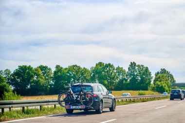 Otoyol 11, Almanya - 15 Eylül 2019: Arkasına bisiklet ve bisiklet monte edilmiş bir otomobil.