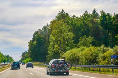 Otoyol 11, Almanya - 15 Eylül 2019: Arkasına bisiklet ve bisiklet monte edilmiş bir otomobil.