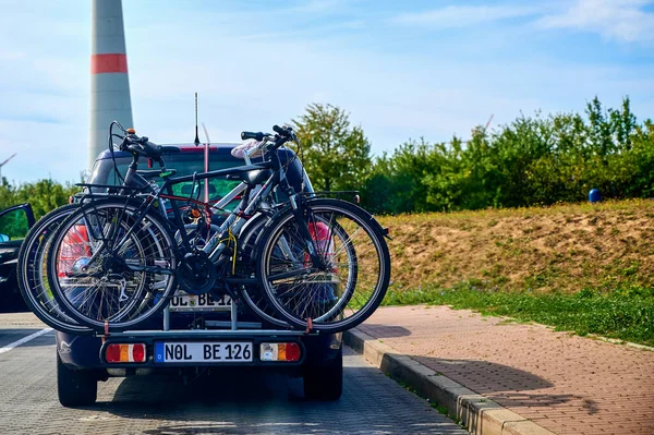 Шоссе Германия Сентября 2019 Года Автомобиль Креплением Корме Велосипедами Установленными — стоковое фото