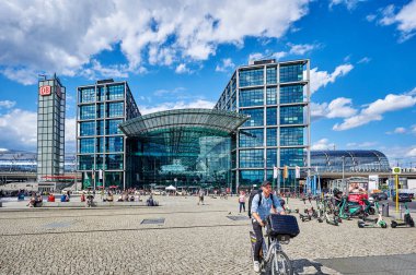 Berlin, Almanya - 29 Temmuz 2021: Berlin Merkez İstasyonu 'nun merkezindeki camsı ana girişinin önündeki gezginler.