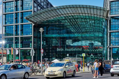 Berlin, Almanya - 29 Temmuz 2021: Berlin Merkez İstasyonu 'nun merkezindeki camsı ana girişinin önündeki gezginler.