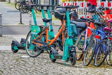 Berlin, Almanya - 29 Temmuz 2021: Berlin 'de kiralık elektrikli scooter.