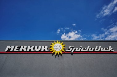 Berlin, Almanya - 6 Ağustos 2021: Berlin 'de bir eğlence atari salonu için Merkur Kumarhanesi reklamı.