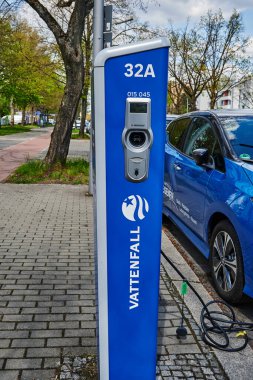 Berlin, Almanya - 8 Mayıs 2021: Elektrik sürücülü çevre dostu otomobiller için bir kamu şarj istasyonuna bakın.
