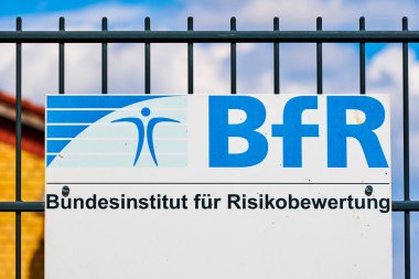Berlin, Almanya - 6 Ağustos 2021: Berlin 'deki Federal Risk Değerlendirme Enstitüsü (BfR) logosuyla imza.